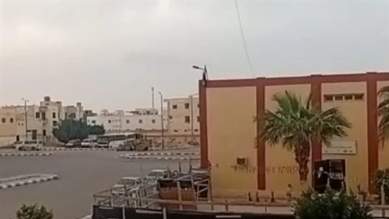 غيوم كثيفة تغطي سماء الغردقة ومرسى مطروح مع تحذيرات من أمطار غزيرة